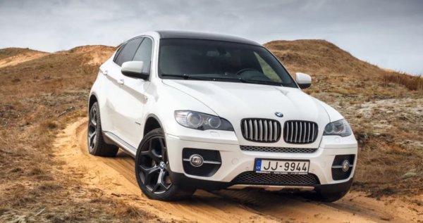 Не се среща често BMW и думата &bdquo;най-лошото&ldquo;. Като производител на луксозни автомобили от висок клас, както и на състезателни зверове, BMW има склонност да прави нещата точно както трябва. Така че, когато не прави нещата както трябва, това е двойно разочарование.

Всеки знае, че в съвременната епоха нито една автомобилна компания не може да оцелее без SUV модели. Американците започват с концепцията, като се превръщат в пионери. Изглежда, че европейските производители се съпротивляват известно време... докато не решават да направят съответния скок. Mercedes излиза с ML350 и не след дълго се появява и BMW X5, следван от Audi Q.

Какво трябва да бъде X6 е въпрос на задълбочени дискусии. Предлага се с избор от два мощни двигателя и спортни гуми с нисък профил на 20-цолови джанти като спортна кола, но не може да бъде спортна, защото моделът е висок. Най-големият проблем е неговият наклонен заден капак. Отзад е изрязано пространството за главата, като е ограничено и товарното място. Това го прави по-малко полезен SUV и странен спортен автомобил. А на цена от близо 70 000 долара има много добри спортни коли. 
